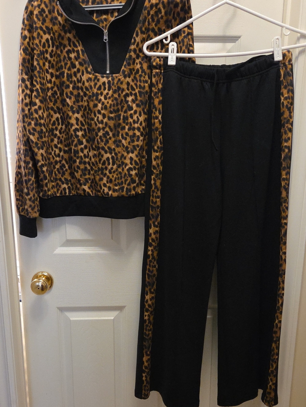 Lounge Suite With Leapord Pattern. Women's Medium